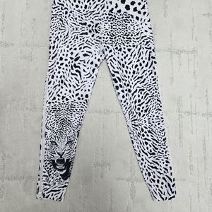 🐆Betsey Johnson Medium Leopard Face Black and White Athleisure Legging